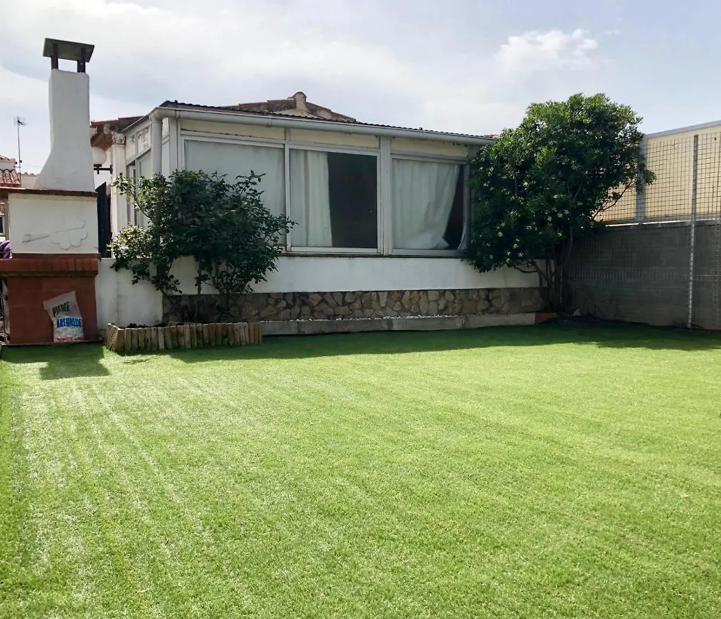 Magnifica Casa Con Jardin Y Barbacoa En Roses Villa