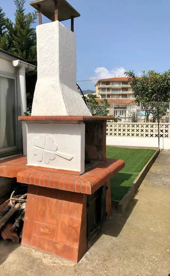 Magnifica Casa Con Jardin Y Barbacoa En Roses Villa